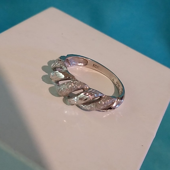 18K White Gold Ring - Picture 8 of 8